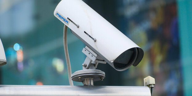 Eine Überwachungskamera im öffentlichen Raum.